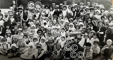 39910636-Pupils at St Thomas CE Junior School in Halliwell went back in ...