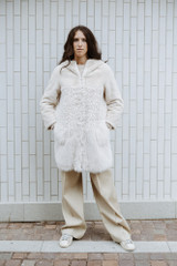 Bully - Cappotto in eco pelliccia a manica e cappuccio panna