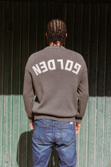 Golden Goose - Maglione girocollo da uomo di colore grigio con scritta 'Golden' sul retro