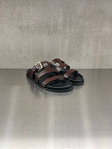 Bibi Lou - Sandalo basso in pelle marrone con fibbia oro