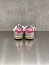 4B12 - Sneakers PLAY.NEW - D2002 in pelle stampata a laser maculata con talloncino fuxia e logo bianco