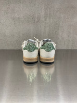 4B12 - Sneakers PLAY.NEW - D2014 in pelle bianca con talloncino e logo verde glitterato