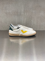 4B12 - Sneakers PLAY.NEW - U1002 in pelle bianca con talloncino verde e logo giallo