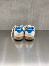 4B12 - Sneakers PLAY.NEW - U1007 in pelle bianca con talloncino e logo azzurro
