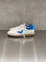 4B12 - Sneakers PLAY.NEW - U1007 in pelle bianca con talloncino e logo azzurro