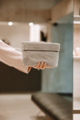 Twenty Fourhaitch - Mini pochette in maglia strass argento con chiusura a calamita