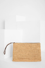 Ibeliv - Pochette Ampy in rafia tea