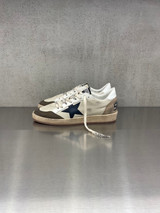 Golden Goose - Ball Star uomo in pelle beige con stella in suede blu e talloncino in pelle bianca