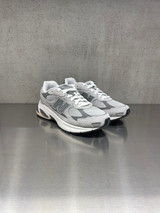 New Balance - U201011NGRI - Grigia con dettagli grigio scuri e suola bianca