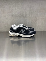 New Balance - U2010892NERO - Nera con dettagli grigio scuri e suola bianca