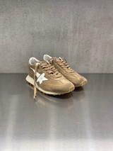Golden Goose - Marathon uomo in suede tabacco con stella in pelle bianca e talloncino argento