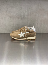 Golden Goose - Marathon uomo in suede tabacco con stella in pelle bianca e talloncino argento