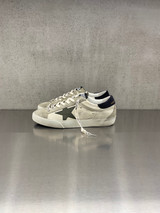 Golden Goose - Super-Star uomo in pelle ghiaccio con stella verde oliva e talloncino in suede nero