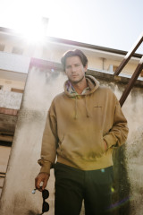 Golden Goose - Felpa con cappuccio in cotone nocciola con logo ricamato a contrasto