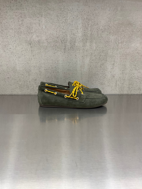 Bibi Lou - Mocassino in pelle scamosciata verde bosco con laccio giallo