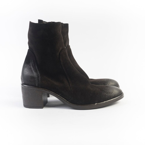 Strategia - Stivaletto in camoscio ebano con effetti vintage