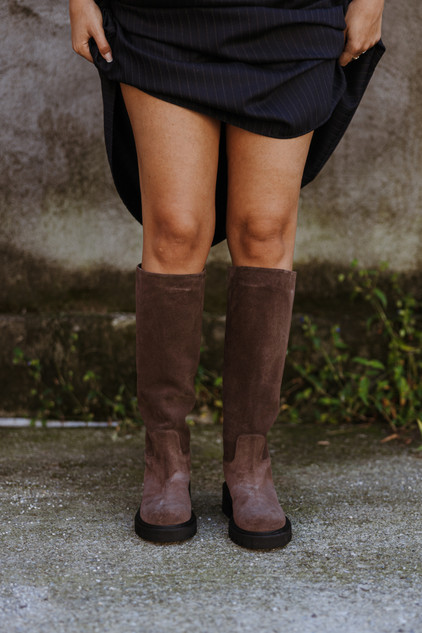 Via Roma 15 - Stivale 4280 in camoscio di colore marrone cuba