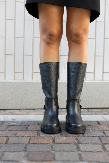 Via Roma 15 – Biker 4496 in pelle martellata nera