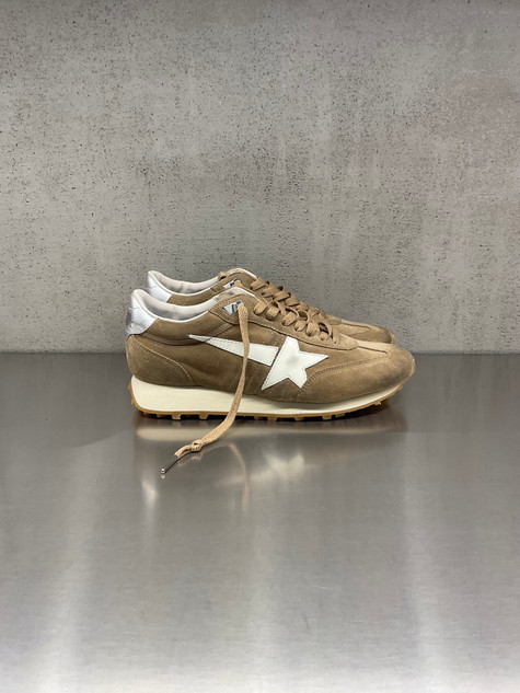 Golden Goose - Marathon uomo in suede tabacco con stella in pelle bianca e talloncino argento