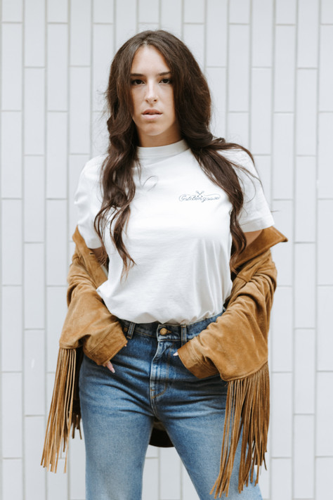Golden Goose - T-shirt da donna color bianco vissuto con logo sul cuore Golden Goose - T-shirt da donna color bianco vissuto con logo sul cuore