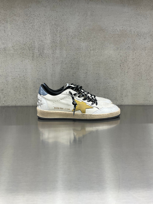 Golden Goose - Ball Star uomo in pelle bianca con stella ocra e talloncino blu avio