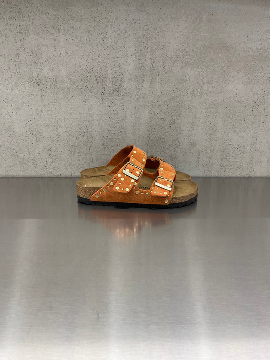 Birkenstock - Arizona donna Rivet in pelle scamosciata e borchie applicate - Dark Rust