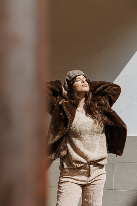 Amaranto - Maglia giro collo realizzata in filato di misto alpaca con lavorazione bouclé cammello Amaranto - Maglia giro collo realizzata in filato di misto alpaca con lavorazione bouclé cammello
