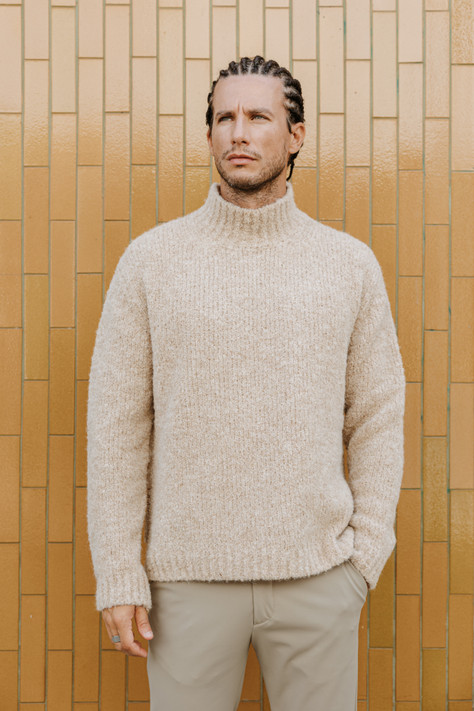 Amaranto - Maglia collo alto realizzata in filato di misto alpaca con lavorazione bouclé cammello Amaranto - Maglia collo alto realizzata in filato di misto alpaca con lavorazione bouclé cammello