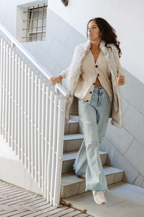 Golden Goose - Cardigan da donna di colore beige con scritta 'Golden' sul retro Golden Goose - Cardigan da donna di colore beige con scritta 'Golden' sul retro