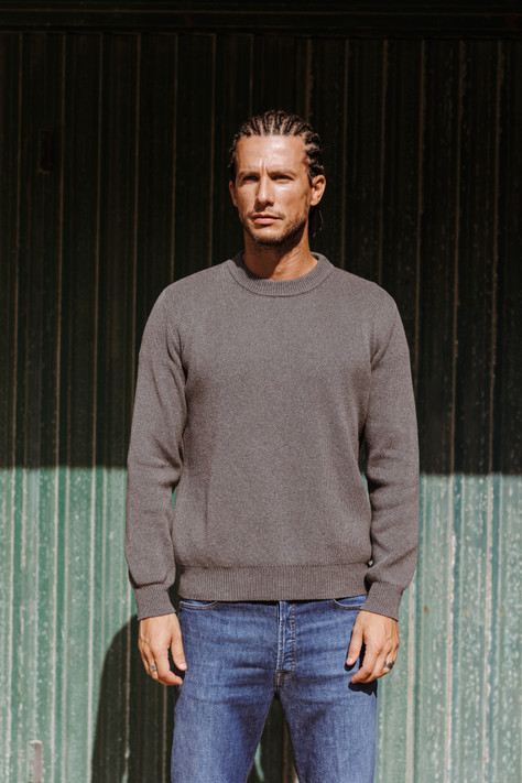 Golden Goose - Maglione girocollo da uomo di colore grigio con scritta 'Golden' sul retro Golden Goose - Maglione girocollo da uomo di colore grigio con scritta 'Golden' sul retro