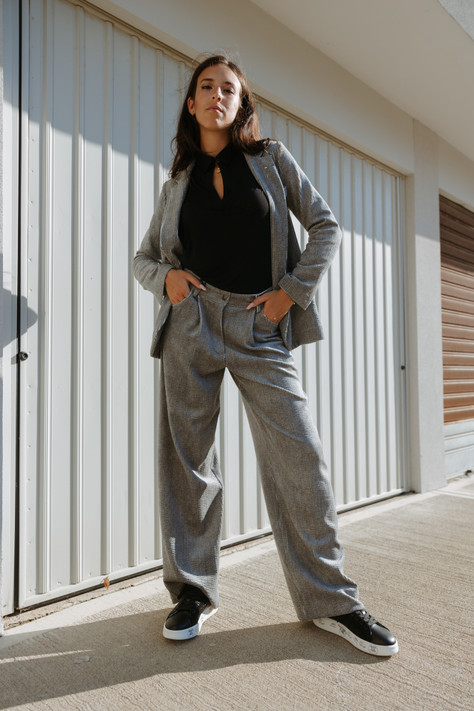 8PM - Pantalone Philomena in velluto dal un taglio ampio e rilassato grigio chiaro 8PM - Pantalone Philomena in velluto dal un taglio ampio e rilassato grigio chiaro