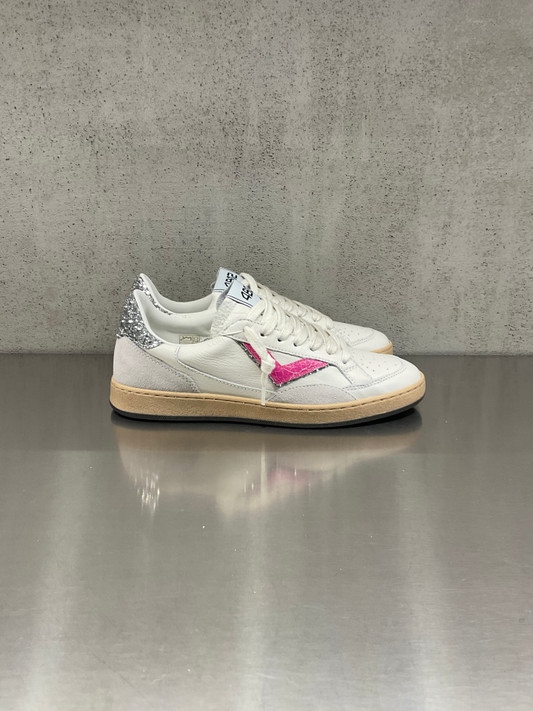 4B12 - Sneakers PLAY.NEW - D2000 in pelle bianca con talloncino argento glitterato e logo fuxia glitter