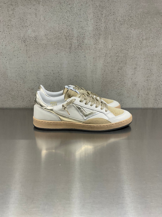 4B12 - Sneakers PLAY.NEW - D2003 in pelle bianca con talloncino e logo platino