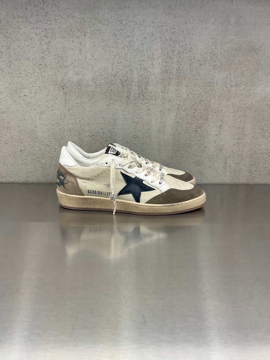 Golden Goose - Ball Star uomo in pelle beige con stella in suede blu e talloncino in pelle bianca
