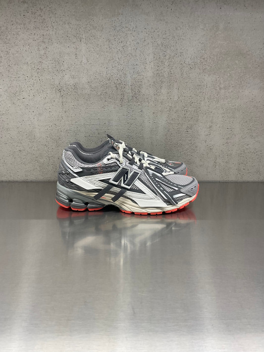 New Balance - U1906SILRED - Grigia argento con fondo suola rosso