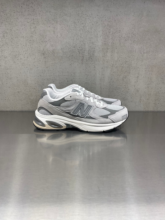 New Balance - U201011NGRI - Grigia con dettagli grigio scuri e suola bianca