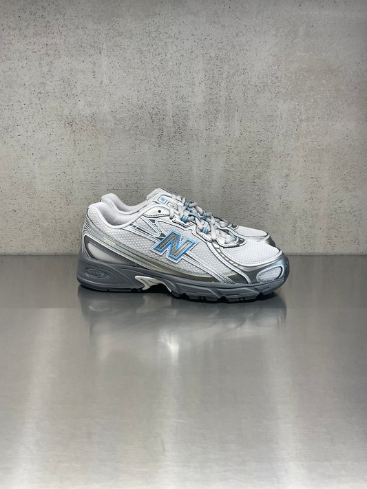 New Balance - U740869ARGAZZ - Grigia ed argento con dettagli azzurri