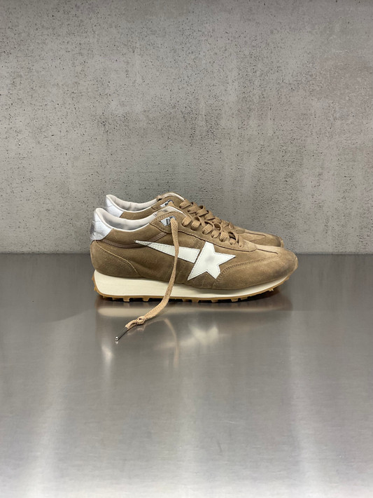 Golden Goose - Marathon uomo in suede tabacco con stella in pelle bianca e talloncino argento