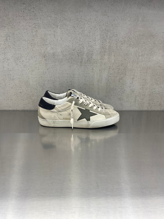 Golden Goose - Super-Star uomo in pelle ghiaccio con stella verde oliva e talloncino in suede nero