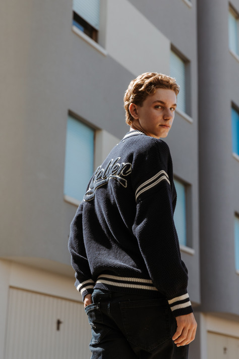 Golden Goose - Maglione boxy da uomo in cotone blu scuro con ricamo