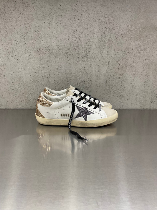 Golden Goose - Super-Star donna in pelle bianca con stella in glitter antracite e talloncino in glitter oro