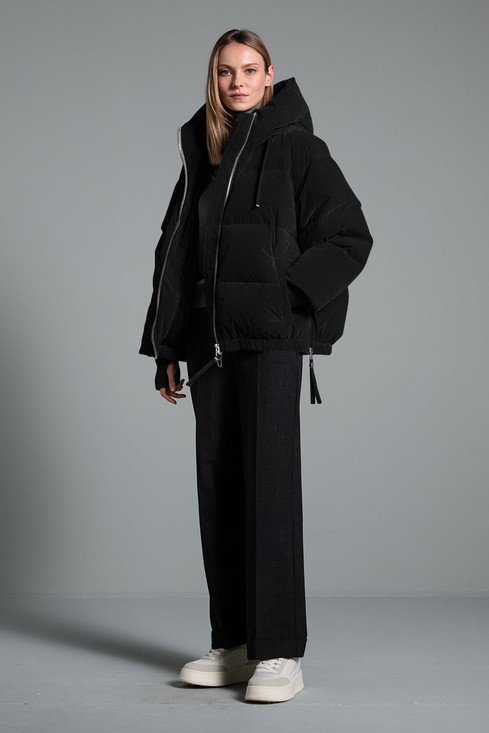 Duno - Piumino corto oversize in lana con cappuccio in raso tecnico nero