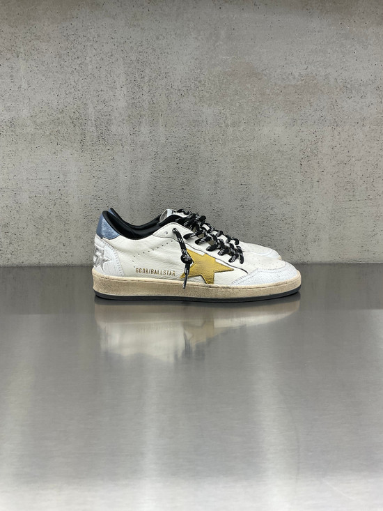 Golden Goose - Ball Star uomo in pelle bianca con stella ocra e talloncino blu avio