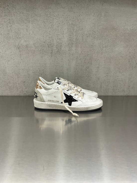 Golden Goose - Ball Star donna in pelle bianca con stella  glitterata nera e talloncino glitterato oro