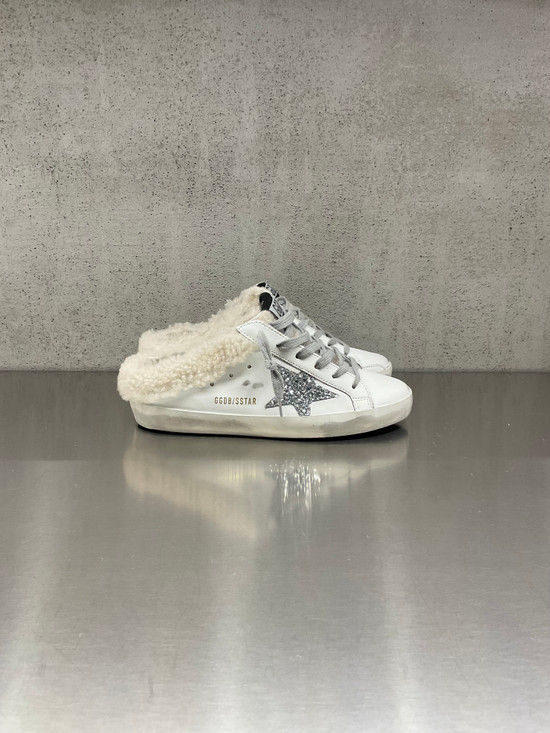 Golden Goose - Super-Star sabot donna in pelle bianca con stella glitterata argento e fodera in shearling