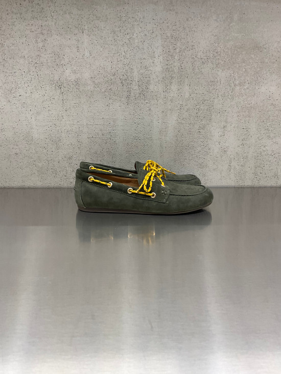 Bibi Lou - Mocassino in pelle scamosciata verde bosco con laccio giallo