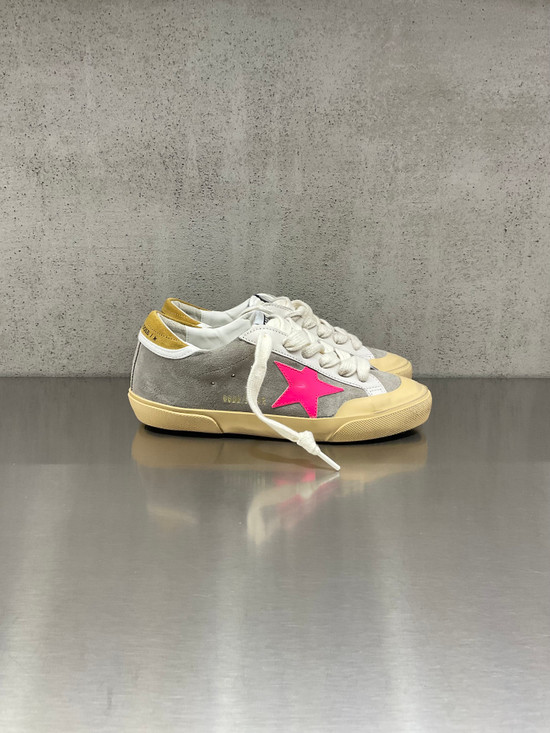Golden Goose - Super-Star donna in suede tortora con stella in pelle fucsia e talloncino in suede ocra