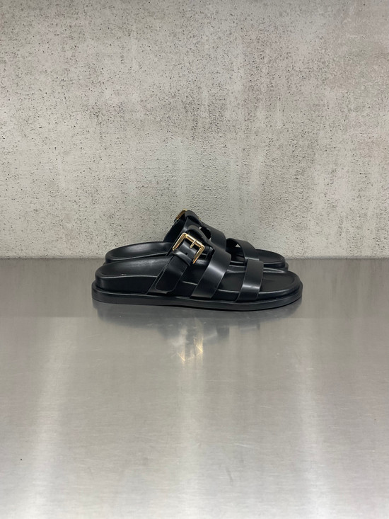 Bibi Lou - Sandalo basso in pelle nera con fibbia oro