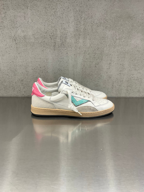 4B12 - Sneakers PLAY.NEW - D2001 in pelle bianca con talloncino fuxia e logo verde tiffany