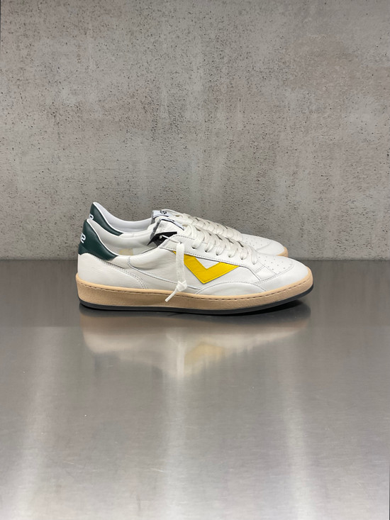 4B12 - Sneakers PLAY.NEW - U1002 in pelle bianca con talloncino verde e logo giallo